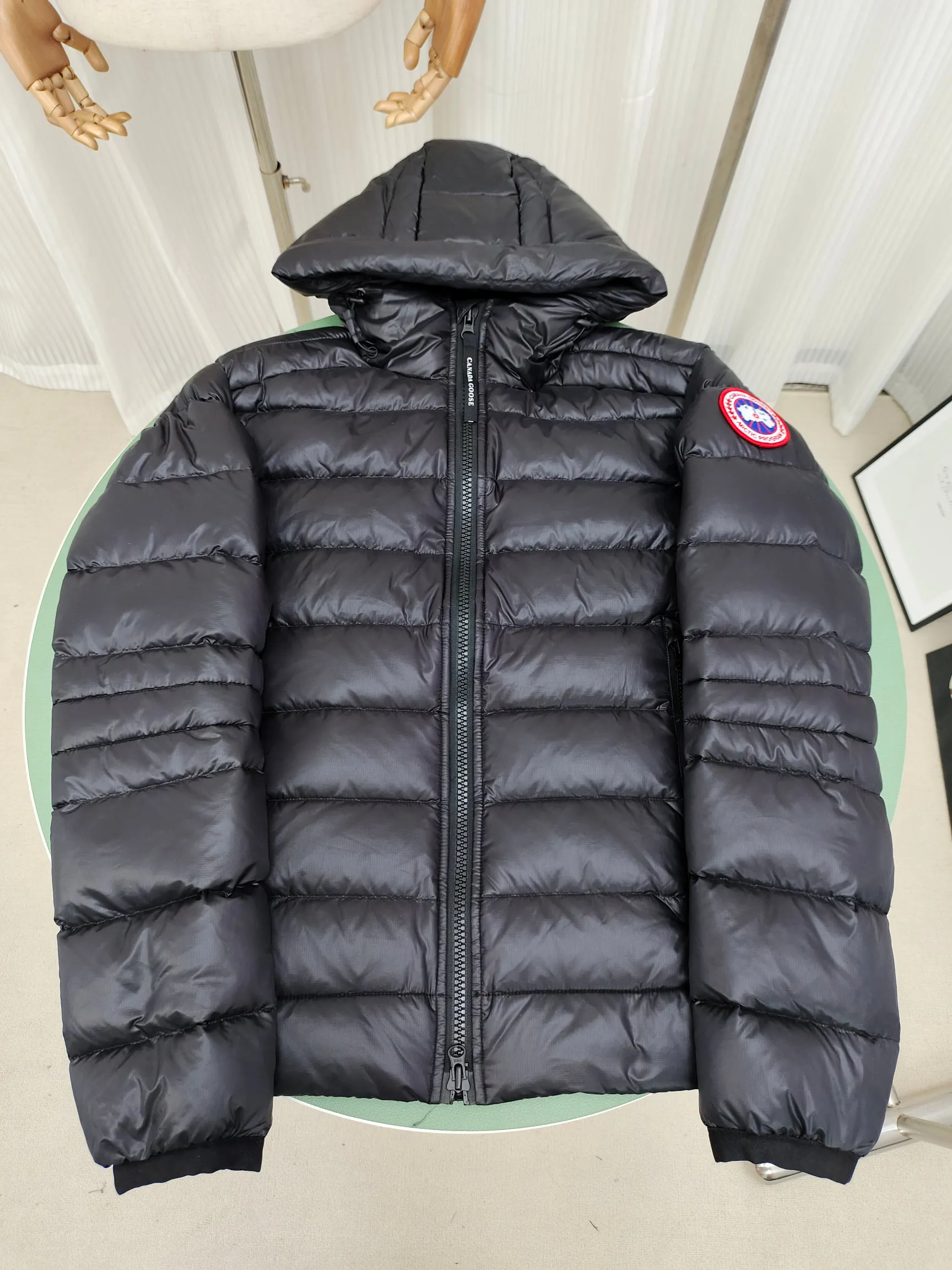 P860 ————2227MB model (high version) Canada goose Canada Goose Crofton hooded light down jacket, this is a down jacket suitable for late autumn and early winter: on cold and rainy mornings, it can be used as a layer of warmth inside the rainproof jacket, and can be worn alone in the late autumn and early winter with a little bit of coolness. Filled with white duck down. The Crofton Hooded Jacket is a versatile, lightweight and versatile piece that even packs itself in for easy transport. The inner layer has removable elastic straps, making the jacket easy to carry on the shoulder and hands-free. 2 zippered hand pockets with fleece fabric on the knuckle side for softness and warmth. Color: black with black label, black with red label, ocean blue, superoxide blue, silver birch red label, silver birch black label Size: XS-2XL